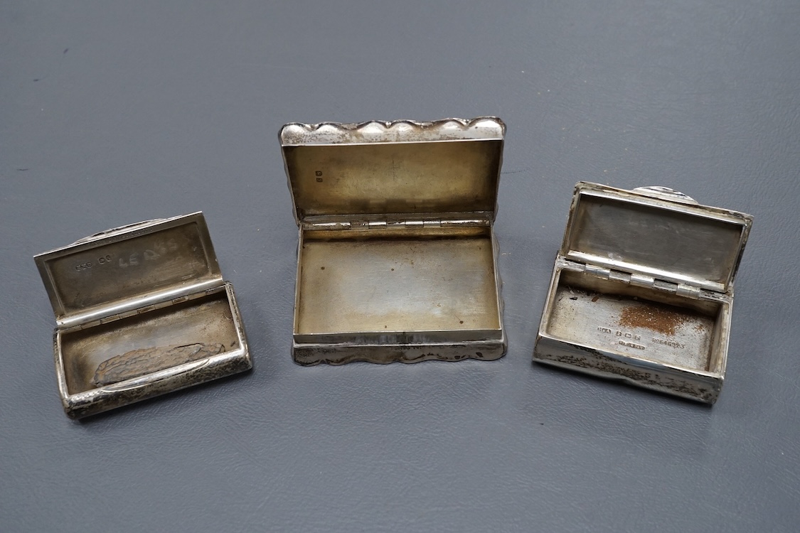 An Edwardian silver seven bar toast rack, by Mappin & Webb, Sheffield, 1902, 15.7cm, together with a George V smaller five bar toast rack, Thomas Bradbury & Sons, Sheffield, 1920, 15.6oz.